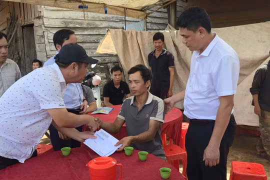 Chính quyền địa phương thăm hỏi, động viên và hỗ trợ các gia đình nạn nhân sau vụ đuối nước.