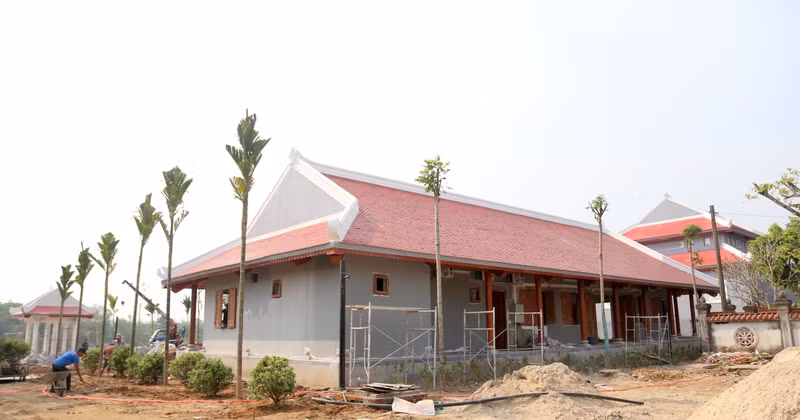 Ngoài ra, xây mới nhà đón tiếp, thư viện, nhà sinh hoạt chung; tôn tạo cổng chính ở phía Nam theo hình thức truyền thống Trung bộ, cổng vào nhà lưu niệm… khu-luu-niem-tbt-le-duan-6.jpg