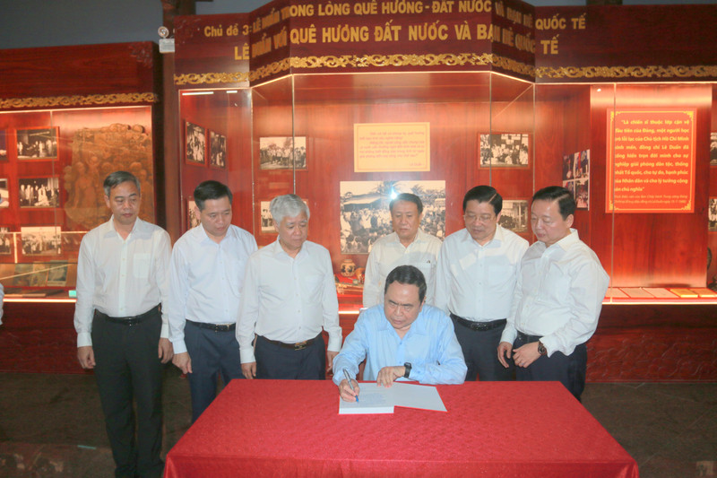 lanh-dao-1.jpg