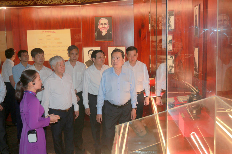 lanh-dao-3.jpg