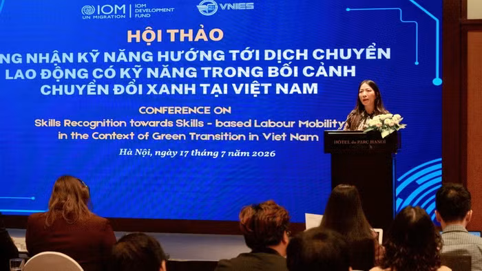 Bà Lê Thị Hằng - Phó Cục trưởng, Cục Giáo dục nghề nghiệp và Giáo dục thường xuyên (Bộ GD&ĐT) báo cáo tại hội thảo.