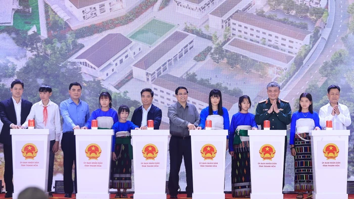 Thủ tướng Chính phủ Phạm Minh Chính cùng các đại biểu và học sinh thực hiện nghi thức khởi công xây dựng các trường phổ thông nội trú liên cấp Tiểu học và THCS tại các xã biên giới đất liền - sáng 9/11. Ảnh: VGP/Nhật Bắc.