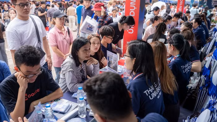Thí sinh, phụ huynh tìm hiểu các ngành, chương trình đào tạo tại các gian tư vấn.