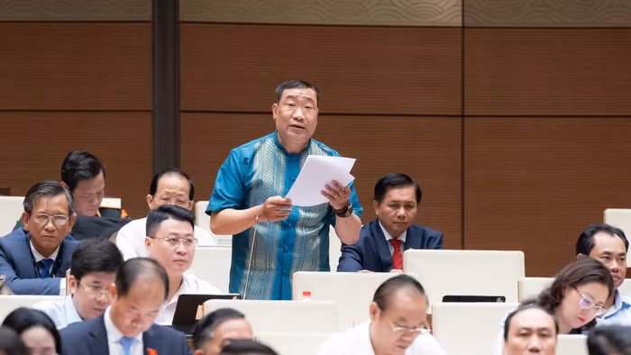 Đại biểu Thạch Phước Bình, Đoàn ĐBQH tỉnh Vĩnh Long phát biểu.