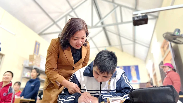 Cô Trịnh Thị Thu Hương - Bí thư Chi bộ, Hiệu trưởng Trường Tiểu học Tân Tiến (xã Xuân Mai, TP Hà Nội) ân cần bên học trò.