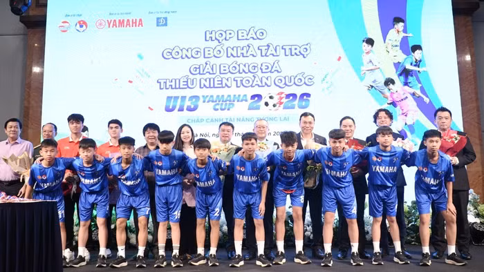 Ban tổ chức, đại biểu và các cầu thủ nhí tham dự giải chụp ảnh lưu niệm. 