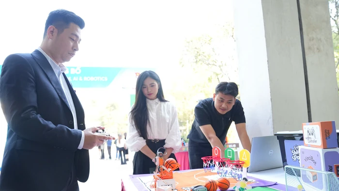 Trải nghiệm cùng Robotics.