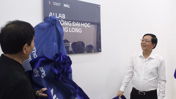 Phó Thủ tướng Hồ Quốc Dũng đến dự, kéo băng khánh thành AI Lab của Trường ĐH Thăng Long tại NIC.