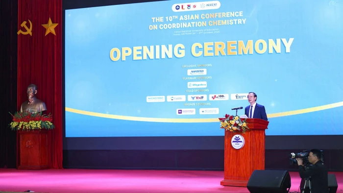 Thứ trưởng Thường trực Bộ GD&ĐT Phạm Ngọc Thưởng phát biểu tại hội thảo.