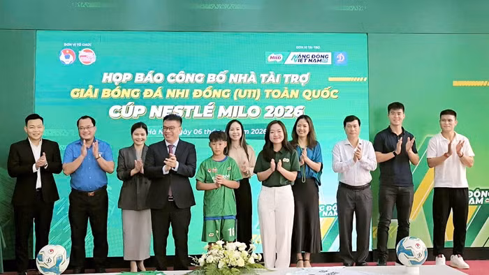 Ban Tổ chức công bố áo đấu của mùa giải năm nay. 