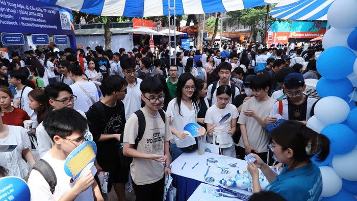 Thí sinh tham dự Ngày hội lựa chọn nguyện vọng xét tuyển năm 2025. Ảnh: Nam Trần.