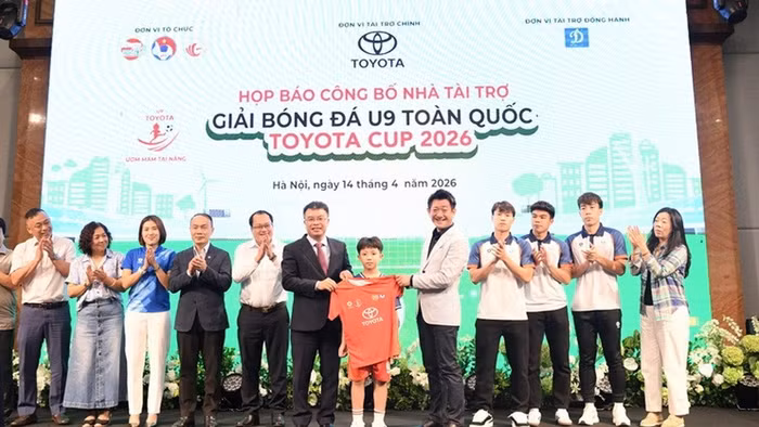 Ban tổ chức trao áo đấu cho các cầu thủ nhí (Ảnh: B.Khánh).