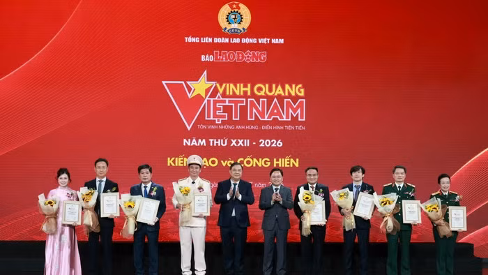 Chương trình Vinh quang Việt Nam tôn vinh 13 tập thể và cá nhân tiêu biểu