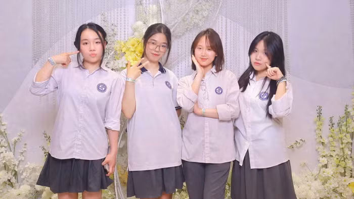 Hà Linh và các bạn.