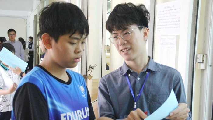 Thí sinh được giám thị hướng dẫn nhiệt tình trước khi vào phòng thi.