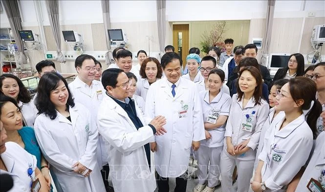 Thủ tướng thăm, chúc Tết, động viên y bác sĩ và bệnh nhân tại các bệnh viện