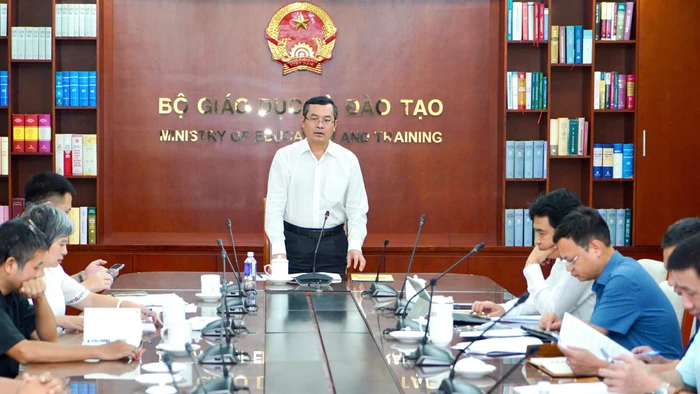Thứ trưởng Bộ GD&ĐT Nguyễn Văn Phúc phát biểu tại buổi làm việc.