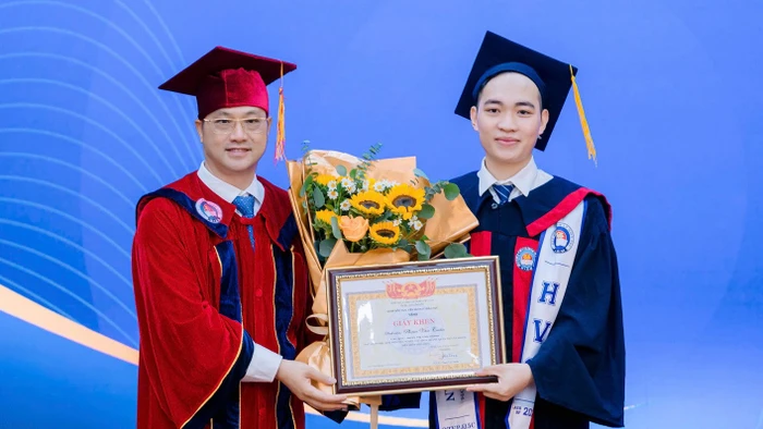 PGS.TS Phạm Văn Thuần – Giám đốc Học viện Quản lý giáo dục tặng Giấy khen cho tân cử nhân Phạm Văn Tuấn.