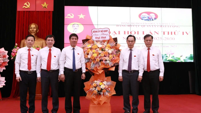 Thay mặt Đảng ủy Bộ GD&ĐT, Thứ trưởng Hoàng Minh Sơn tặng hoa chúc mừng Đại hội.