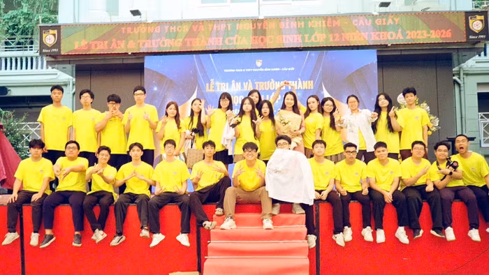 Việt Anh cùng các bạn tại Lễ tri ân, trưởng thành.
