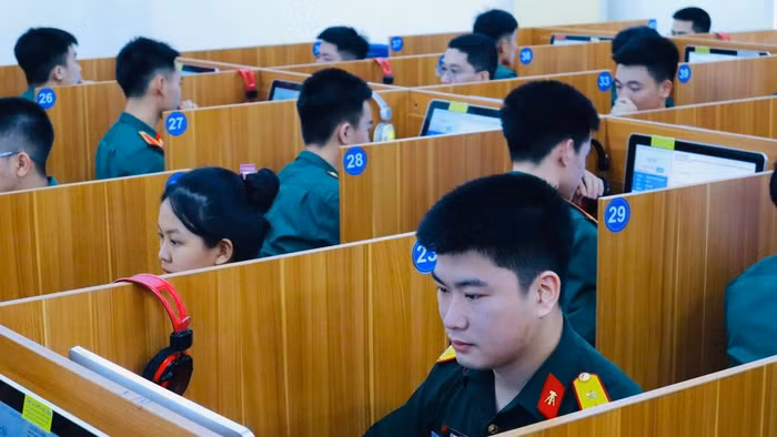 Thí sinh dự thi phần nhận thức bằng hình thức trắc nghiệm trực tuyến trên máy tính.