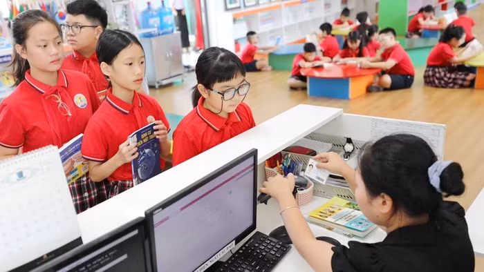 Nhân viên thư viện tại một trường tiểu học thuộc phường Ba Đình (Hà Nội). Ảnh: NTCC.