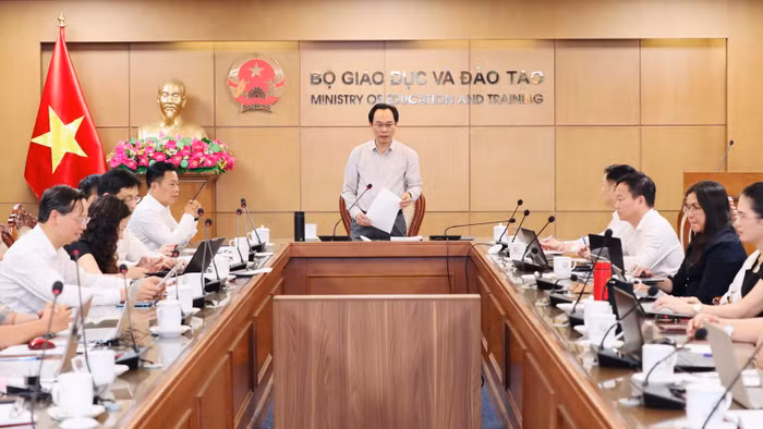 Bộ trưởng Bộ GD&ĐT Hoàng Minh Sơn làm việc với Vụ Giáo dục đại học.