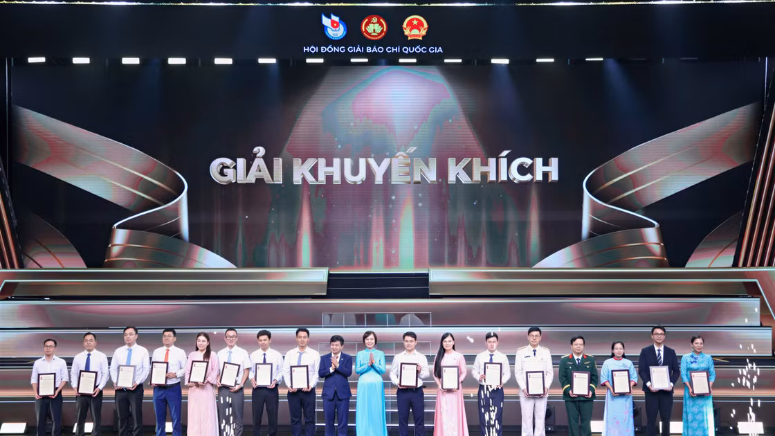 Nhà báo Nguyễn Minh Thịnh (thứ 2 bìa trái) vinh dự nhận giải Khuyến khích, Giải Báo chí Quốc gia lần thứ XX năm 2025.
