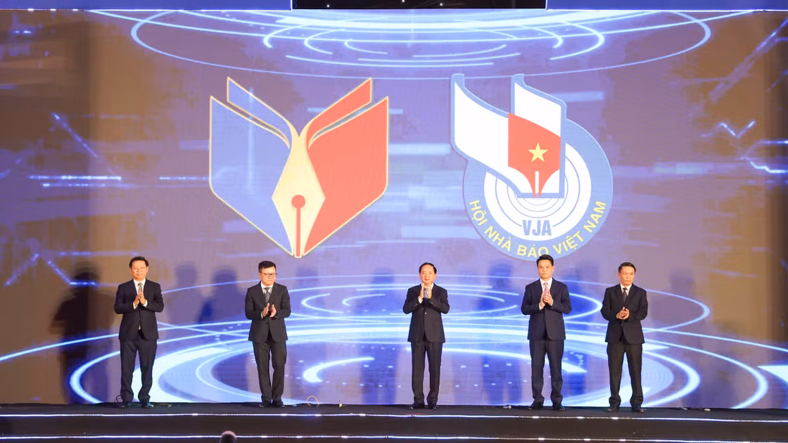 Các đại biểu nhấn nút khai mạc Hội Báo toàn quốc năm 2026.