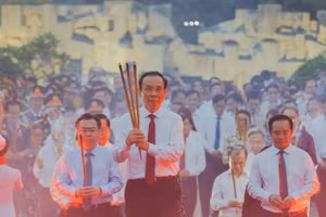 Ông Nguyễn Văn Nên - Bí thư Thành ủy TPHCM cùng đoàn lãnh đạo và nguyên lãnh đạo, đại biểu TPHCM dâng hương tại nghĩa trang Hàng Dương (Đặc khu Côn Đảo). Ảnh: Thành đoàn TPHCM. 