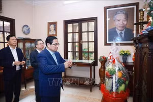 Thủ tướng Phạm Minh Chính thắp hương tưởng nhớ cố Chủ tịch Hội đồng Bộ trưởng Phạm Hùng. (Ảnh: Dương Giang/TTXVN)