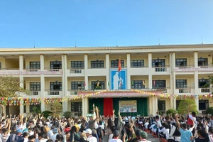 Phòng Dân số - Truyền thông giáo dục (Trung tâm Y tế Đầm Hà) tổ chức truyền thông phòng tránh mang thai ngoài ý muốn, phòng tránh tảo hôn cho học sinh tại các trường học trên địa bàn. Ảnh TTYTĐH