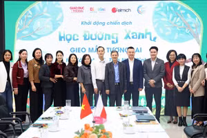 Đại diện UBND xã Bình Mỹ, Công ty Cổ phần Elmich, Báo Giáo dục và Thời đại và Ấn phẩm Cầu Vồng Tuổi thơ tại Lễ Khởi động Chiến dịch “Học đường Xanh - Gieo mầm tương lai” năm 2026.