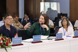 Các diễn giả đối thoại tại hội thảo. Ảnh: HCMULAW. 