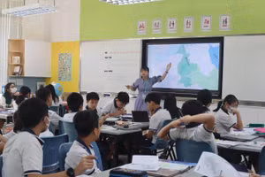 Cô Nguyễn Thị Cẩm Nhung trong giờ dạy tại Trường. Ảnh: NVCC. 