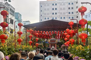 Lượng lớn khách du lịch, người dân TPHCM đổ về chùa Ngọc Hoàng (Phước Hải Tự) trong ngày đầu năm. Ảnh: Thùy Linh. 