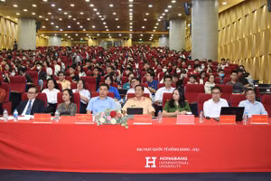 Chương trình tuyên truyền pháp luật về trật tự, an toàn giao thông tại Trường Đại học Quốc tế Hồng Bàng. Ảnh: K.S.