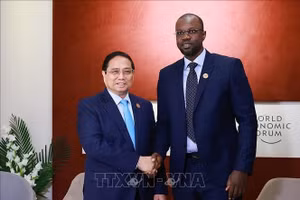 Thủ tướng Phạm Minh Chính gặp Thủ tướng Senegal Ousmane Sonko. (Ảnh: Dương Giang/TTXVN)