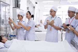 : Sinh viên được đi thực tập và tiếp xúc với bệnh nhân sớm dưới sự hướng dẫn của giảng viên.