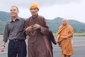 Đệ tam Pháp chủ - Đức Trưởng lão Hoà thượng Thích Phổ Tuệ trong một lần hạ sơn. Phía sau Ngài là Hòa thượng Thích Giác Toàn. Bên cạnh Ngài là Cư sĩ Từ Vân (tức ông Phạm Nhật Vũ). Cư sĩ Từ Vân - Phạm Nhật Vũ là học trò thân cận, là thị giả của Ngài trong nhiều hành trình. Ảnh tư liệu