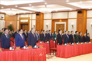 Tổng Bí thư Tô Lâm và các đại biểu thực hiện nghi lễ chào cờ. Ảnh: Thống Nhất/TTXVN