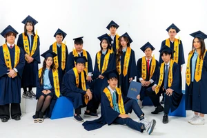 Tập thể lớp 12 sẽ tốt nghiệp năm học 25-26 với hơn 1 triệu USD học bổng tới từ nhiều trường đại học danh tiếng thế giới.