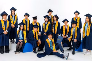 Tập thể lớp 12 sẽ tốt nghiệp năm học 25-26 với hơn 1 triệu USD học bổng tới từ nhiều trường đại học danh tiếng thế giới.