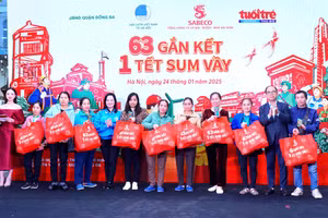 Nhà báo Nguyễn Mạnh Hưng, Tổng Biên tập báo Tuổi trẻ Thủ đô cùng Bí thư Quận đoàn Đống Đa Nguyễn Thị Thanh Tâm trao quà cho người lao động tại chương trình “63 Gắn kết - 1 Tết Sum vầy”