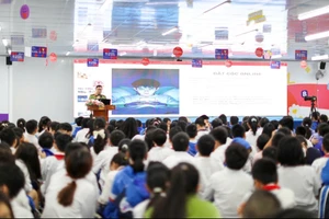 Trung tá Đinh Quang Vũ chia sẻ những biện pháp đảm bảo an toàn trên không gian mạng với học sinh.