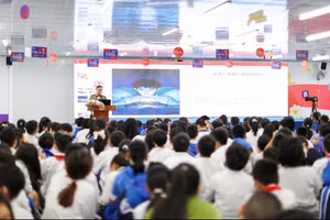 Trung tá Đinh Quang Vũ chia sẻ những biện pháp đảm bảo an toàn trên không gian mạng với học sinh.