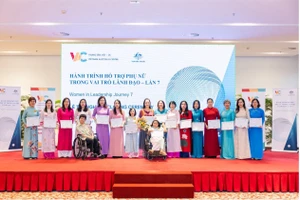 Phó Giám đốc Chạm Vào Xanh - Nguyễn Thuỳ Chi (ngồi xe lăn ở giữa) đã xuất sắc hoàn thành khoá học “Hành trình Hỗ trợ phụ nữ trong vai trò lãnh đạo lần thứ 7”.