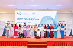 Phó Giám đốc Chạm Vào Xanh - Nguyễn Thuỳ Chi (ngồi xe lăn ở giữa) đã xuất sắc hoàn thành khoá học “Hành trình Hỗ trợ phụ nữ trong vai trò lãnh đạo lần thứ 7”.