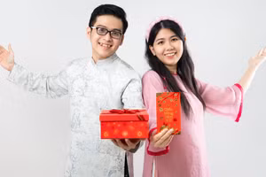 NCS Hà Đặng Như Quỳnh và thạc sĩ TESOL Trần Anh Khoa - hai gương mặt 9.0 IELTS, á khoa tốt nghiệp các ngôi trường ĐH tốp đầu… trong ban biên soạn DOL THPT - Ảnh: V.SAN.