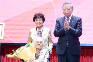 Tổng Bí thư Tô Lâm trao danh hiệu Anh hùng Lao động cho bà Nguyễn Thị Bình, nguyên Uỷ viên Trung ương Đảng, nguyên Phó Chủ tịch nước, nguyên Bộ Trưởng Bộ Ngoại giao Chính phủ cách mạng lâm thời Cộng hoà Miền nam Việt Nam. (Ảnh: Thống Nhất/TTXVN)